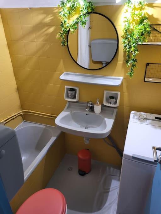 Viva La Frida Boho Apartment In Central Атина Екстериор снимка