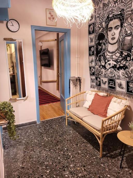 Viva La Frida Boho Apartment In Central Атина Екстериор снимка