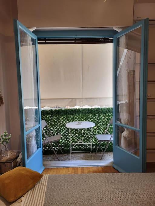 Viva La Frida Boho Apartment In Central Атина Екстериор снимка